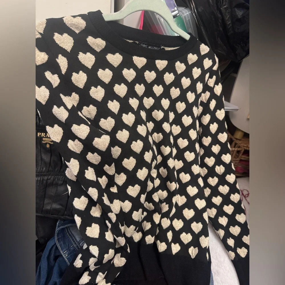 Heart Pattern Sweater very lovely sweater with a touch of love - Picture 1 of 3